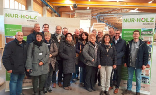 Der aldinger Gemeinderat bei "Nur Holz Rombach" in Oberharmersbach zu Besuch