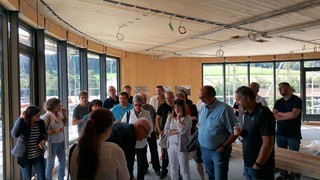 Architekt Reiner Ketterer erläutert den Teilnehmern die mitgebrachten Pläne